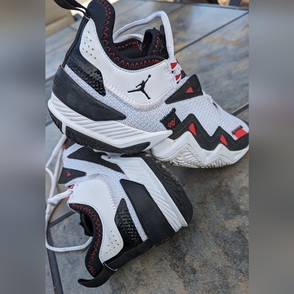 Jordan Kids White Black Red Zig-Zag Basketball Sneakers